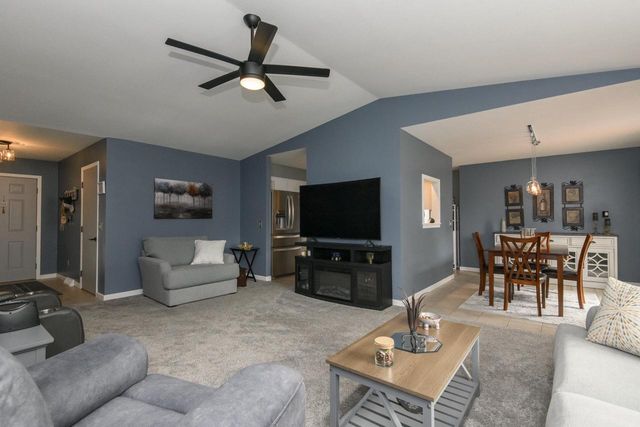 2775 Thomas DRIVE, East Troy, WI 53120