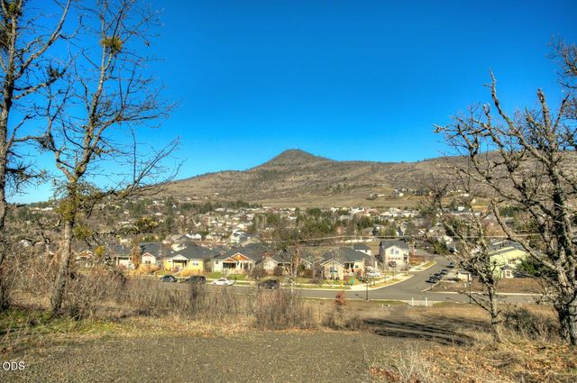 4662 Hathaway Drive, Medford, OR 97504