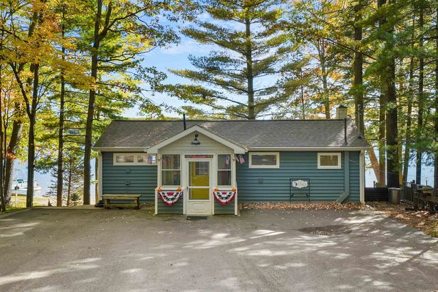 489 Peninsula Trail, East Bay Twp, MI 49696