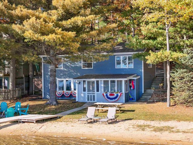 489 Peninsula Trail, East Bay Twp, MI 49696