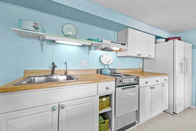 489 Peninsula Trail, East Bay Twp, MI 49696