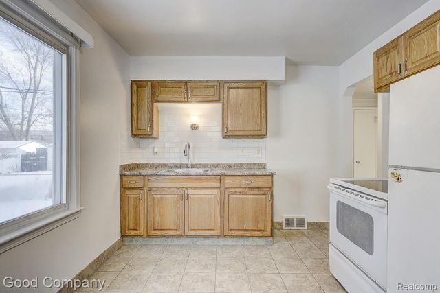 967 E Shevlin Avenue, Hazel Park, MI 48030