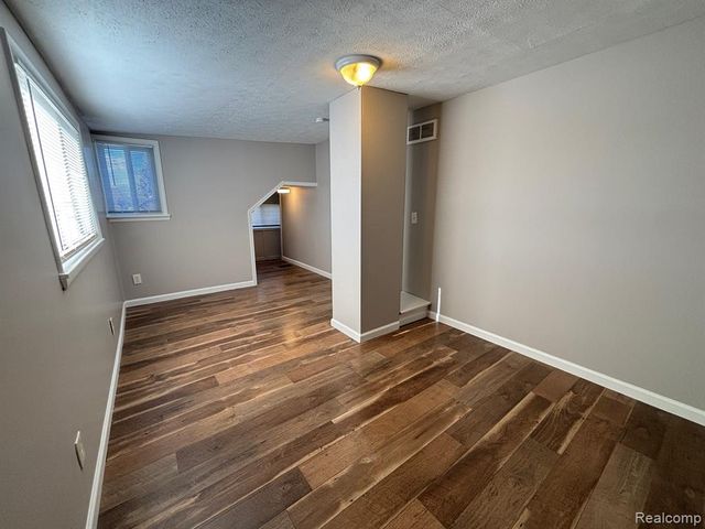 23033 Cayuga Avenue, Hazel Park, MI 48030