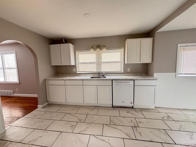 23033 Cayuga Avenue, Hazel Park, MI 48030