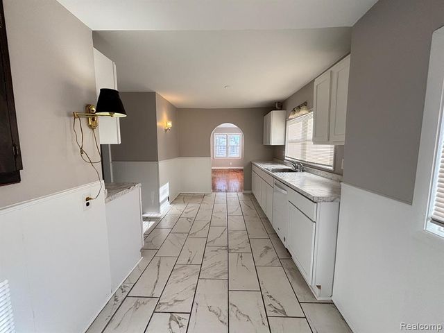 23033 Cayuga Avenue, Hazel Park, MI 48030