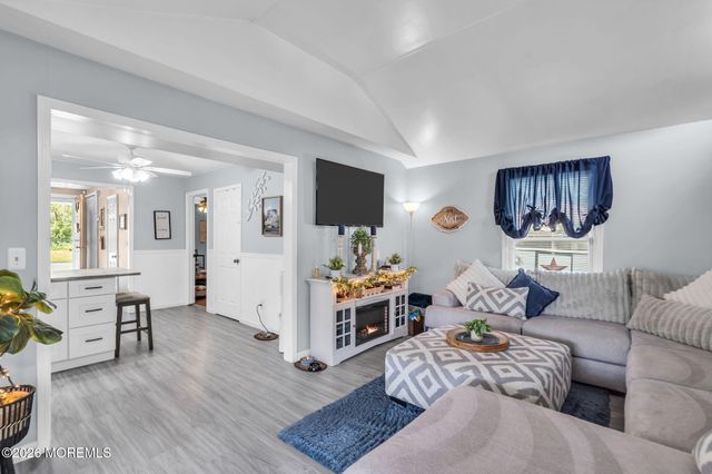 8 Concord Circle, Howell, NJ 07731