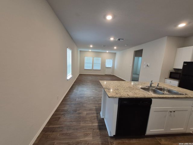 465 MIDDLE GREEN LOOP, Floresville, TX 78114