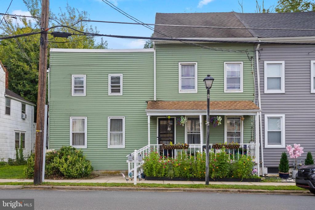 222 WASHINGTON ST, FIELDSBORO, NJ 08505 — exterior