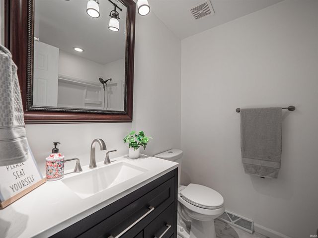 9114 Shoreline Drive, Wadesville, IN 47638