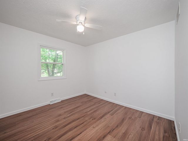 9114 Shoreline Drive, Wadesville, IN 47638