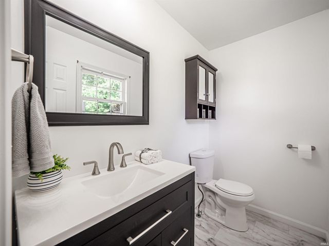 9114 Shoreline Drive, Wadesville, IN 47638