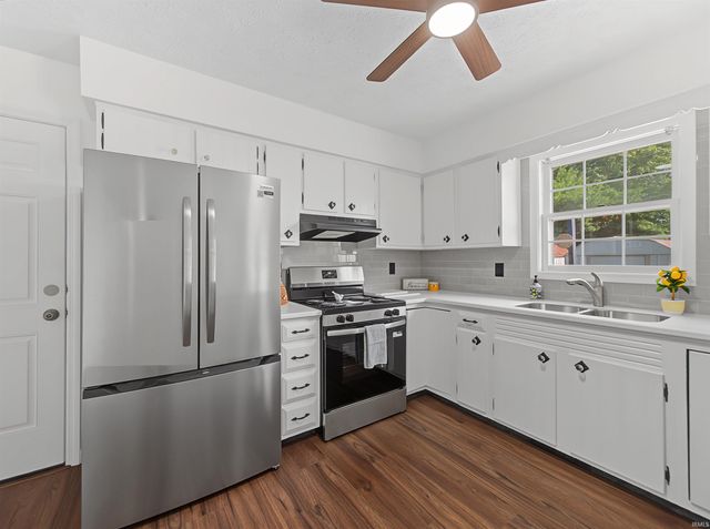 9114 Shoreline Drive, Wadesville, IN 47638