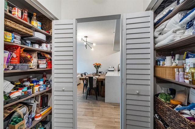 7290 SW 90th St 202, Miami, FL 33156