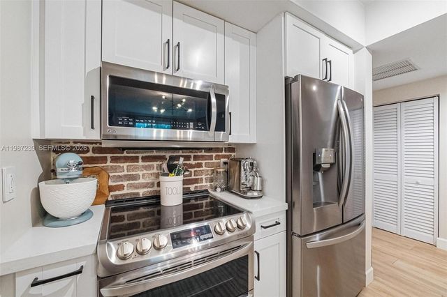 7290 SW 90th St 202, Miami, FL 33156