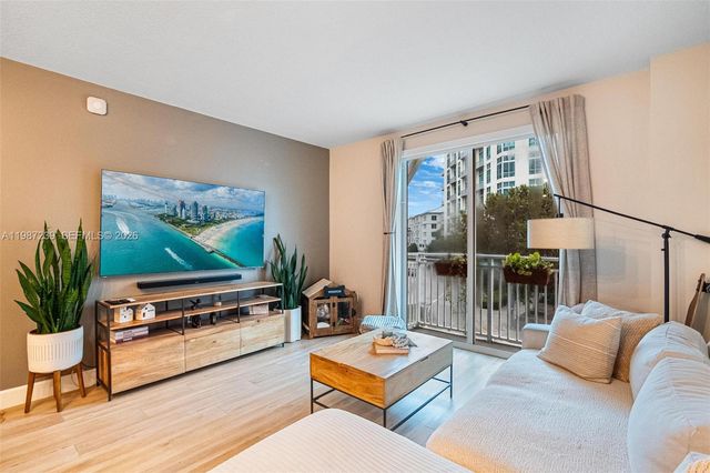 7290 SW 90th St 202, Miami, FL 33156