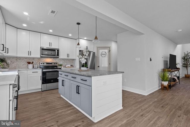 1 MCLEVINS CT, Croydon, PA 19021