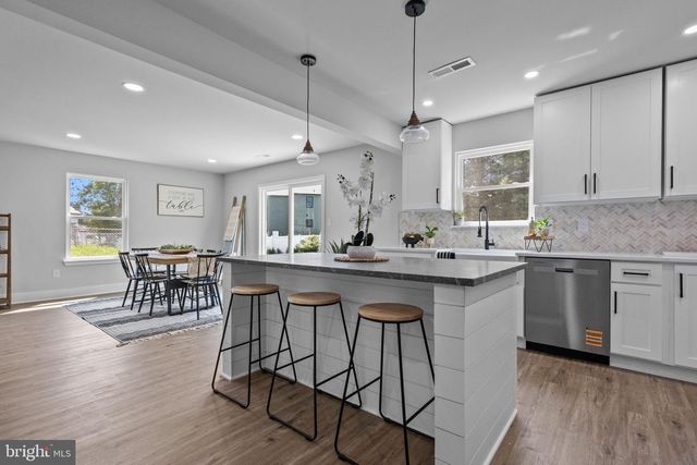 1 MCLEVINS CT, Croydon, PA 19021