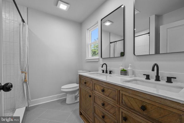 1 MCLEVINS CT, Croydon, PA 19021