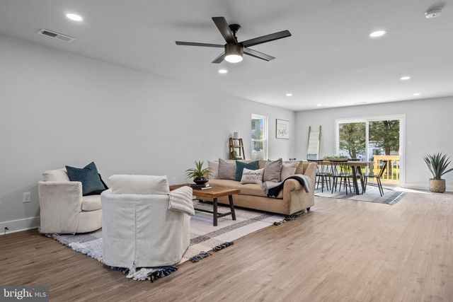 1 MCLEVINS CT, Croydon, PA 19021