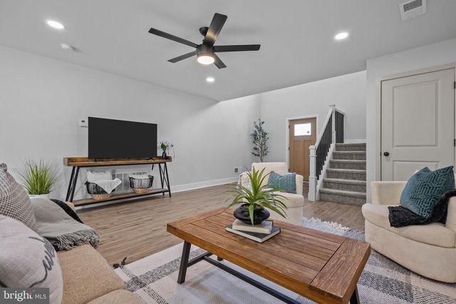 1 MCLEVINS CT, Croydon, PA 19021