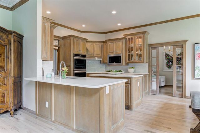 201 Hollowdale Circle, Edmond, OK 73003