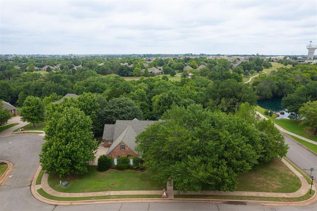 201 Hollowdale Circle, Edmond, OK 73003