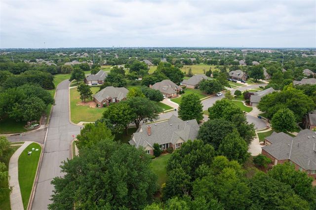 201 Hollowdale Circle, Edmond, OK 73003