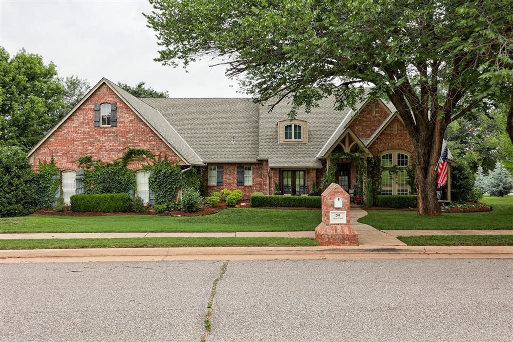 201 Hollowdale Circle, Edmond, OK 73003