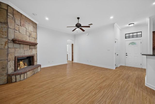110 Heritage Place, Glen Rose, TX 76043