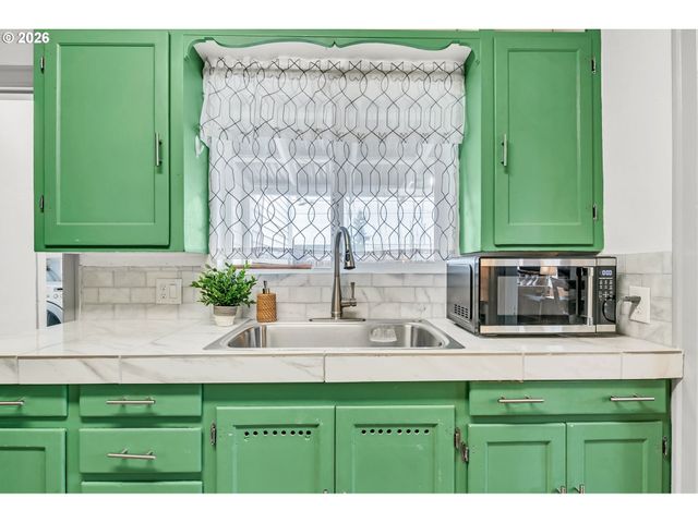 648 JUNIPER St, Junction City, OR 97448