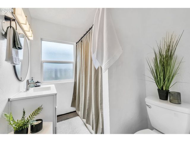 648 JUNIPER St, Junction City, OR 97448