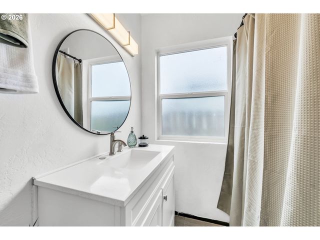 648 JUNIPER St, Junction City, OR 97448