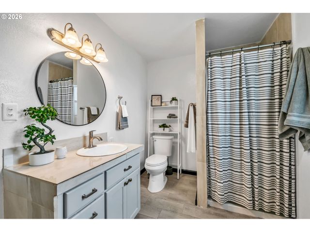 648 JUNIPER St, Junction City, OR 97448