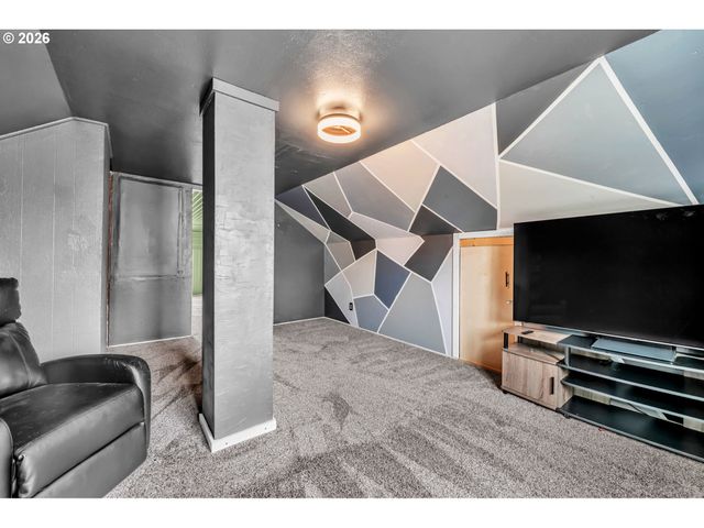 648 JUNIPER St, Junction City, OR 97448