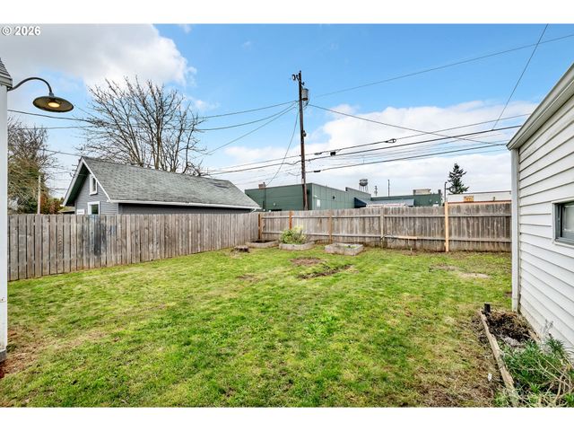 648 JUNIPER St, Junction City, OR 97448