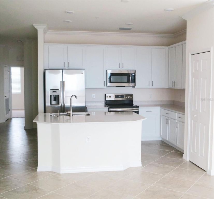 Image 6 of property listing at 920 TIDEWATER SHORES LOOP 301, Bradenton, FL 34208