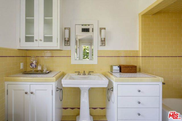 12304 5th Helena Drive, Los Angeles, CA 90049