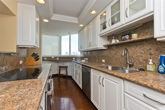 3065 Kalakaua Avenue 8, Honolulu, HI 96815