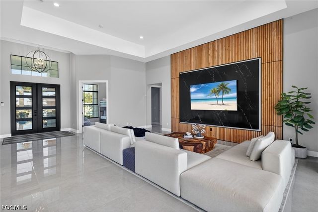 2002 SE 18th AVE, Cape Coral, FL 33990