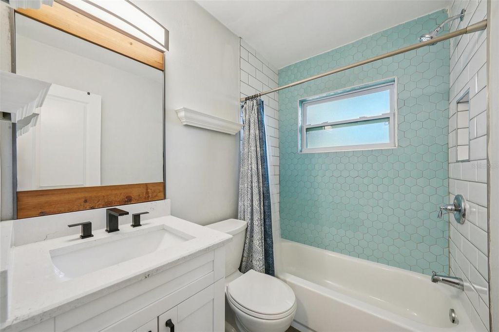 Image 20 of property listing at 5995 44TH AVENUE N, St Petersburg, FL 33709