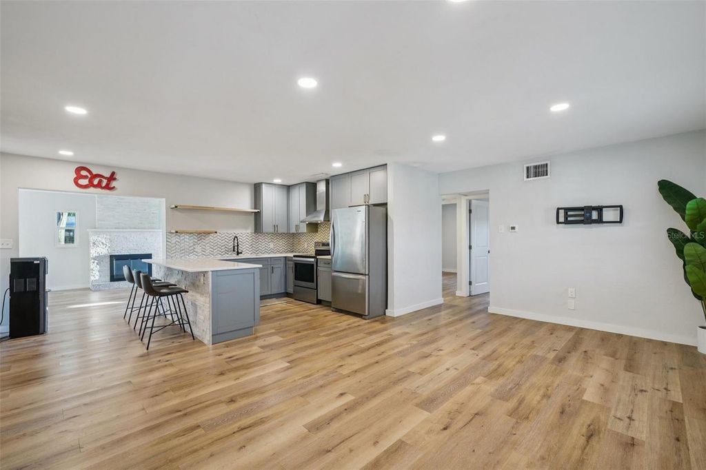 Image 5 of property listing at 5995 44TH AVENUE N, St Petersburg, FL 33709