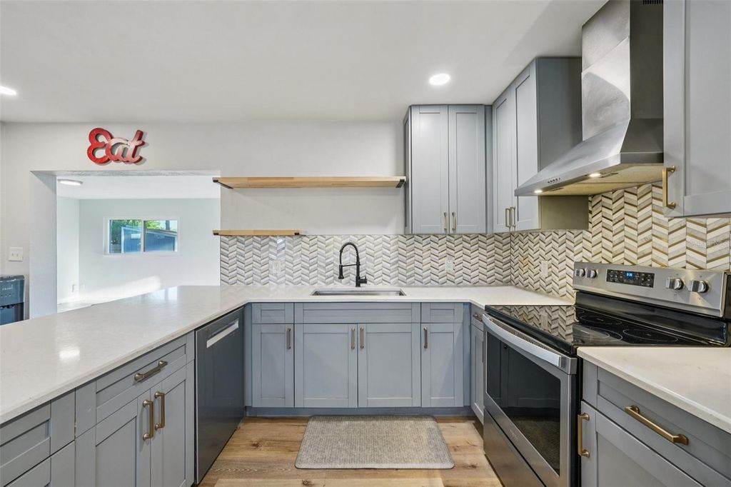 Image 6 of property listing at 5995 44TH AVENUE N, St Petersburg, FL 33709