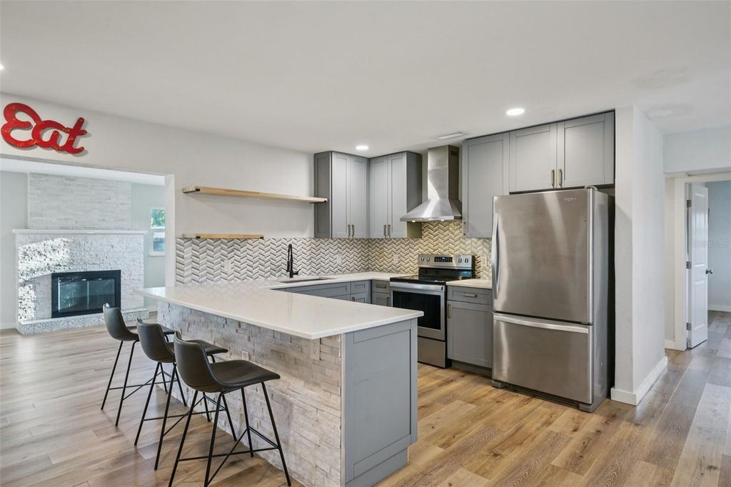 Image 7 of property listing at 5995 44TH AVENUE N, St Petersburg, FL 33709