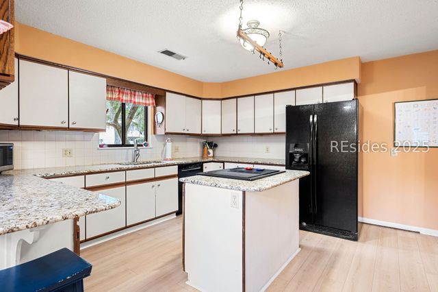 28 Oak Ct, Hilton Head Island, SC 29928