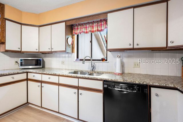 28 Oak Ct, Hilton Head Island, SC 29928