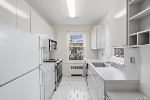 240 Central Avenue 2F, Lawrence, NY 11559