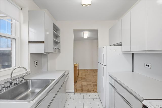 240 Central Avenue 2F, Lawrence, NY 11559