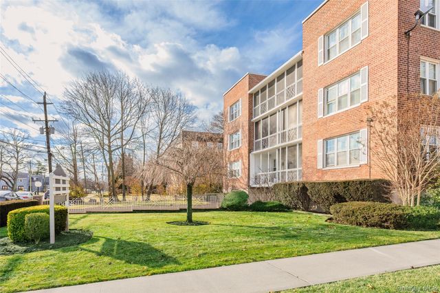 240 Central Avenue 2F, Lawrence, NY 11559