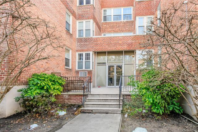 240 Central Avenue 2F, Lawrence, NY 11559