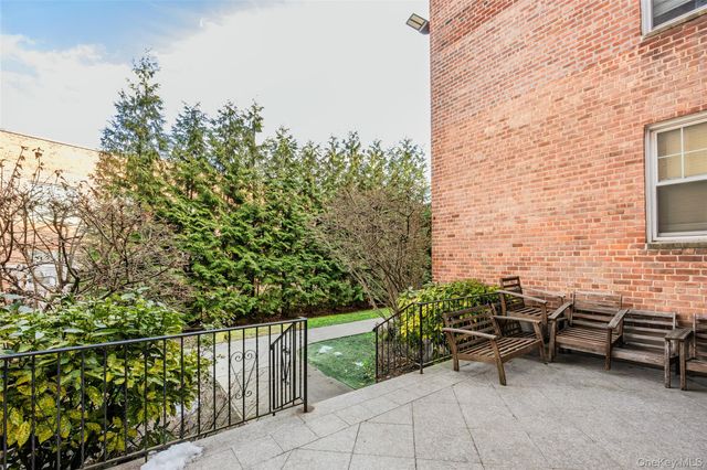 240 Central Avenue 2F, Lawrence, NY 11559